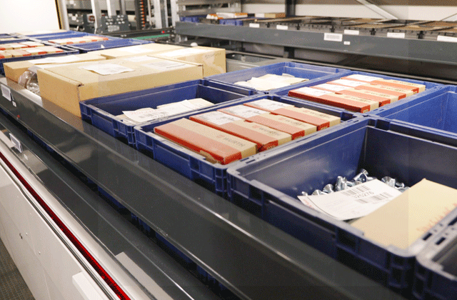 Vertikalni lift modul za poluautomatizovano skladištenje malih delova.